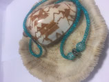 Petrolgrüne einfach gestrickte Kette mit 2 Glas-Krinkel-Perlen und einer Breitlochmetallösen-Perle in grün, schwarz, weiß