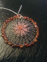 Anhänger aus Edelstahldraht und Rosegoldfarbenem Kupferdraht mit braunen Glasperlen, Finger gestrickt