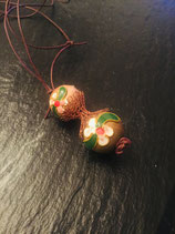 Kette mit variablem braunem Leder-Band mit 2  Holzperlen mit Blumen aus Lack und Draht getrennt durch ein Trichterförmiges einfach gestricktes Kupferdrahtgestell