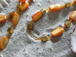 Orange Perlmuttperlenplättchen - Kette mit goldfarbenen Metall-Würfelperlen und orangen Röhrenperlen