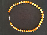 Orange-weiße marmorierte Glasperlenkette