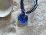 dunkelblaues Organza-Halsband (ca. 44 + 5 cm) mit Anhänger aus Muranoglas "kleiner Kreis mit Loch"
