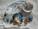 Schmuckset Kette, Armband und Ohrhänger aus gelben, grünen und blauen in Form, Art und Farbe verschiedenen Perlenarten