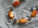 Orange Perlmuttperlenplättchen - Kette mit silberfarbenen Metall-Würfelperlen und orangen Röhrenperlen