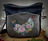Umhängetasche Sarah Leder-Blau mit gestickten Huhn