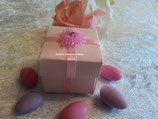 pinke Kartonage mit rosafarbiger Blume (wird hergestellt)