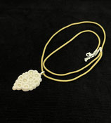 Halskette, Anhänger weiss mit Goldverzierungen