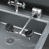 FE779 Lavado de ojos / cara, montaje en cubierta AutoFlow ™ 90 ° rotación hacia abajo