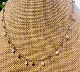 Halskette Messing versilbert mit weissen Halbedelsteinen und Plaketten