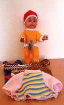 Kleine Puppe mit Anziehsachen
