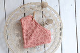 Dreieckstuch aus Musselin 0-6 Monate, peach mit bordeaux Blumenmuster