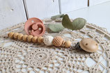 Nuggikette mit braunem Holzclip & Häkelbällchen peach & creme