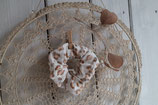 Scrunchie aus Muselin weiss mit braunem Leomuster