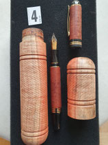 Handgedrechselte Füllfeder aus Bruyere Holz in Etui in Johannisbrotbaum Nr. 4