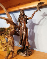 Statue Keltische Göttin "Morrigan mit Rabe"