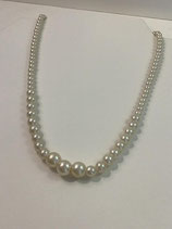 Collier ras du cou vintage orné de perles nacrées blanches