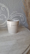 Becher mit schwarzen Streifen und schwarzem Herz    Bastion Collection