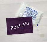 Kühlpadhülle lila "First aid" weiß