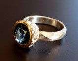 Handgearbeiteter Topasring aus 925 Silber und 585 Gold