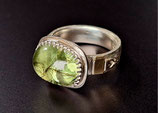 Handearbeiteter Silberring mit Gold und Ruthilperidot
