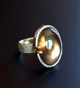 Handgearbeiteter Silberring mit Goldkrabben und großem Rauchquarz