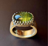 Handgearbeiteter Silberring mit Goldakzent und Ruthilperidot