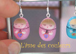 Boucle d'oreilles Matriochka miniatures en porcelaine froide couleur rose