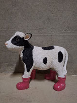 RIBEL253026 Kuh Figur steht mit Stiefel pink