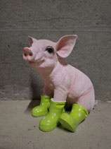 RIBEL216033 Schwein Figur sitzt Stiefel grün