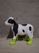 RIBEL253025 Kuh Figur steht mit Stiefel grün