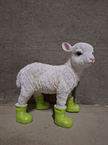 RIBEL201283 Schaf Figur steht Stiefel grün