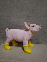 RIBEL216025 Schwein Figur steht Stiefel gelb