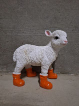 RIBEL201285 Schaf Figur steht Stiefel orange