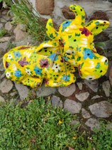 RIB23G Kuh Figur gelb liegt mit Blumen