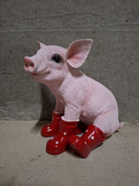 RIBEL216030 Schwein Figur sitzt Stiefel rot