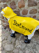 BELRI003DO Schaf Figur steht groß mit Regenmantel Dortmund