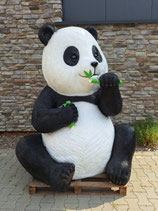 RIBEL207042 Panda Bär Figur lebensgroß sitzt