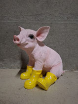 RIBEL216031 Schwein Figur sitzt Stiefel gelb