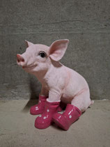 RIBEL216034 Schwein Figur sitzt Stiefel pink