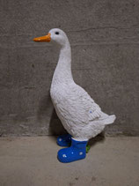 RIBEL245030 Gans Figur steht Stiefel blau