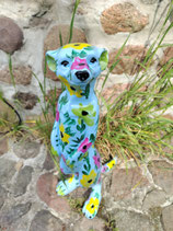 RICEB265BBL Erdmännchen Figur blau steht mit Blumen