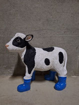 RIBEL253024 Kuh Figur steht mit Stiefel blau