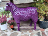 122040BUPV Schaf Figur steht groß purpurviolett