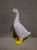 RIBEL245029 Gans Figur steht Stiefel gelb