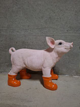 RIBEL216029 Schwein Figur steht Stiefel orange