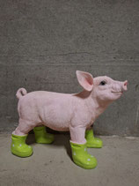 RIBEL216027 Schwein Figur steht Stiefel grün