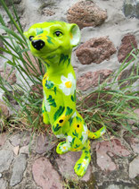 RICEB265GRBL Erdmännchen Figur grün steht mit Blumen