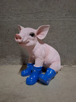 RIBEL216032 Schwein Figur sitzt Stiefel blau