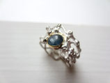 Korallen Ring mit Safir