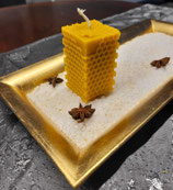 Bienenwachskerze Waben mit Biene (hoch)